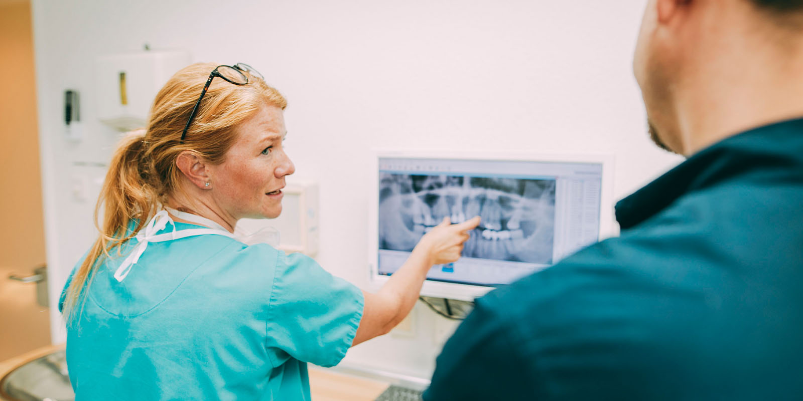 Frau Dr. Tilpe zeigt ein Röntgenbild (CMD) in der Zahnarztpraxis am Park